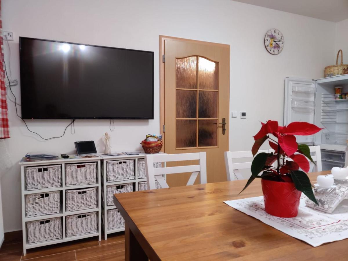 Apartman Pod Bozim Darem ヤーヒモフ エクステリア 写真